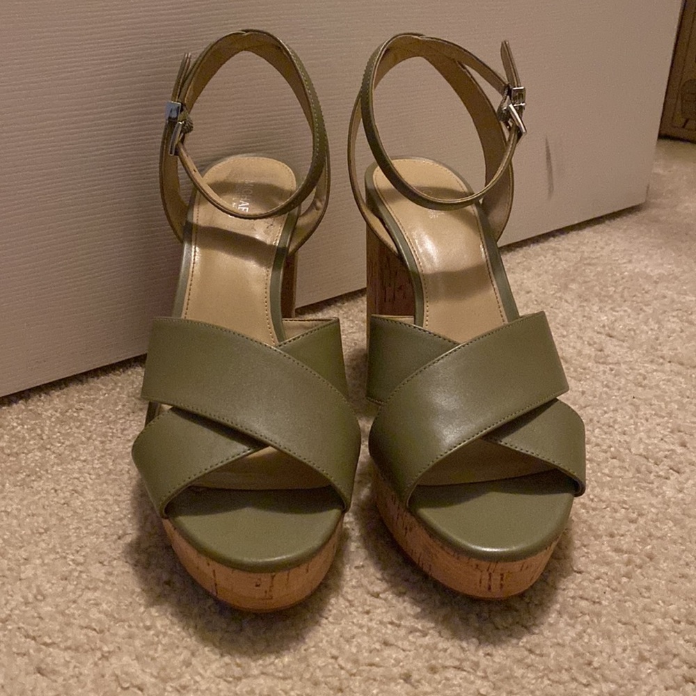 Michael Kors platform heels - Picture 2 of 6